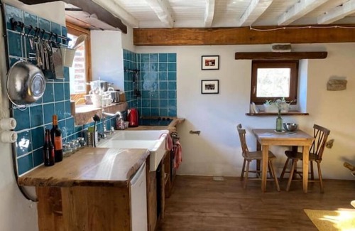 Peruyes Cottage | A little house near the coast. Mountain views