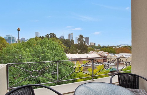 Woolloomooloo Apartment | A lively apartment in the Harbor Fringe Hotel