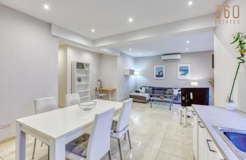 Tower Road Apartment | A lovely 3BR home just off the promenade w/balcony by 360 Estates