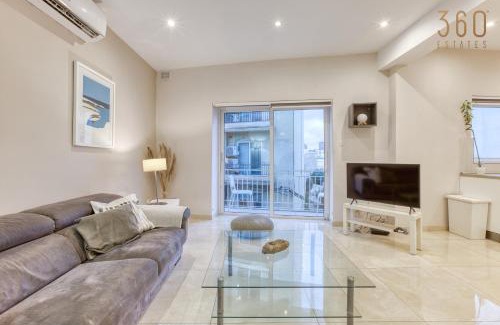 Tower Road Apartment | A lovely 3BR home just off the promenade w/balcony by 360 Estates