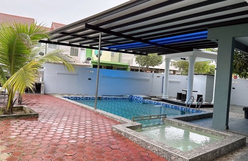 Tebrau House | A Lovely 4BR Home with Private Pool