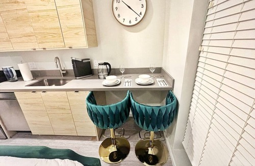 Historic East Village Apartment | A lush, green-themed retreat home in Des Moines’ vibrant East Village.
