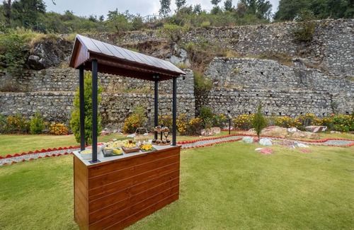 The Mall Road House | A Luxurious Mountain Bungalow with stunning views