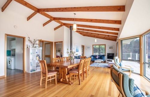 Palana House | A luxurious with incredible seaviews and beaches only minutes away