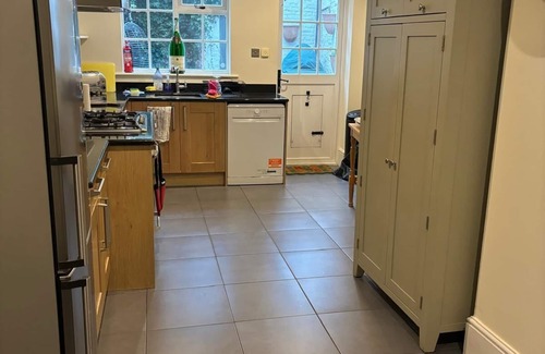 Richmond-upon-Thames House | A luxury family friendly Georgian home in Hampton, set on a tree lined triangle.