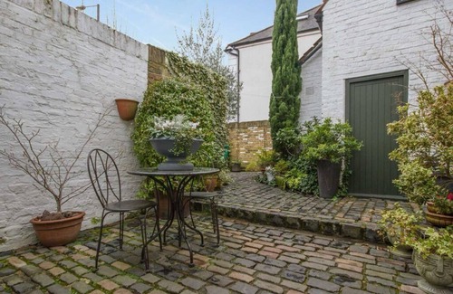 Richmond-upon-Thames House | A luxury family friendly Georgian home in Hampton, set on a tree lined triangle.