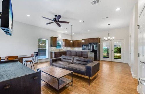 Cedar Creek House | A Luxury Hilly Riverside Resort
