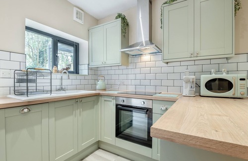South Cerney Cottage | A luxury one bedroom cottage with bubbling hot tub.