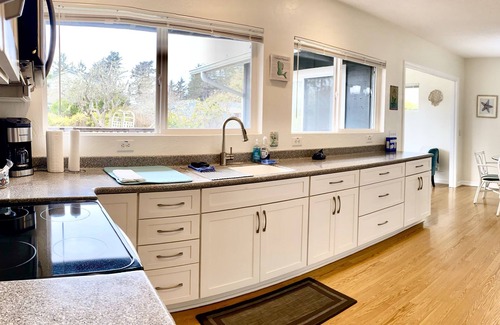 Brookings House | A Mermaids Pearl-New Cozy Vacation Home, Pet Friendly with Lovely Beach Access