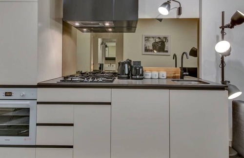 Melbourne Central Business District Apartment | A Modern 2BR Apt Next to Chinatown with City Views