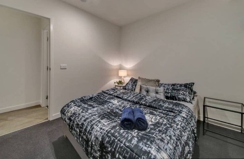 Melbourne Central Business District Apartment | A Modern 2BR Apt Next to Chinatown with City Views