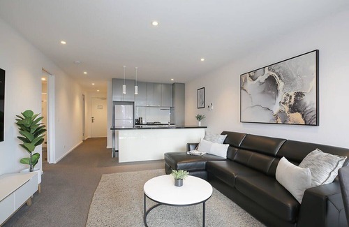 Southbank Apartment | A Modern 2BR Apt with City Views, FREE Parking