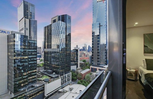 Southbank Apartment | A Modern 2BR Apt with City Views, FREE Parking