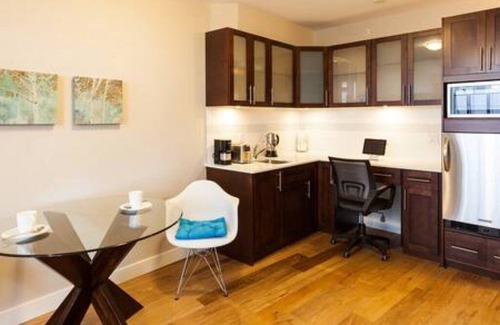 Richmond City Centre Apartment | A Modern Bachelor Suite