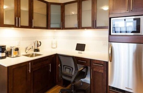 Richmond City Centre Apartment | A Modern Bachelor Suite
