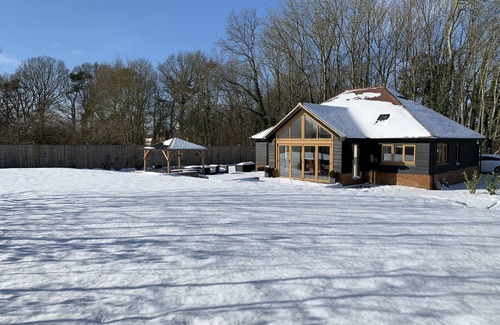 Maidstone House | A modern luxury bungalow with an amazing hot tub located in a rural part of Kent