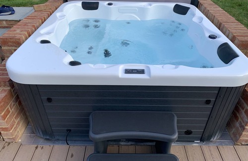 Maidstone House | A modern luxury bungalow with an amazing hot tub located in a rural part of Kent