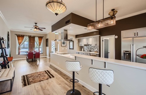 Hillcrest IX House | A Modern Mountain Home - minutes walk to Mtn Reserve & Golf Course