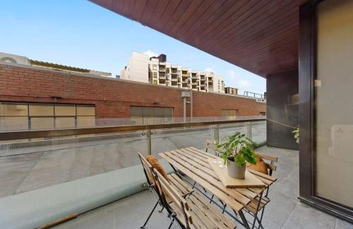 Carlton South Apartment | A Modern & Spacious 2BR Apt Near Melbourne Uni