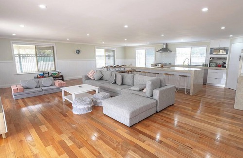 Lancelin House | A modern & stunning 8-bedroom home - perfect for larger or multiple families.