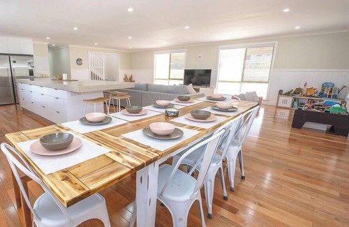 Lancelin House | A modern & stunning 8-bedroom home - perfect for larger or multiple families.