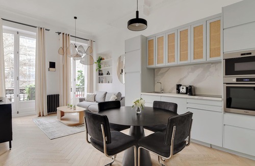 Quartier du Faubourg-Montmartre Apartment | A Modern & Stylish 1-BR Apartment in Opéra