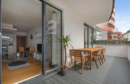 North Kensington Apartment | A modern two bedroom flat with private parking