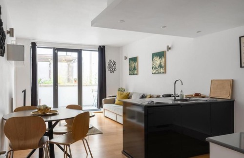 North Kensington Apartment | A modern two bedroom flat with private parking