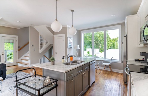 Katie Hill Neighborhood House | A modern two-bedroom/2.5 Bathroom townhome in East Nashville. Come enjoy this amazing rooftop! Our home includes a spacious garage for two vehicles. This newly built home is only a 10-min drive to most attractions including Broadway, Nissan Stadium,