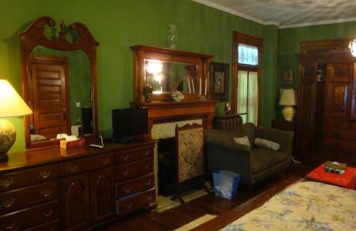 Niagara Falls Bed & Breakfast | A Moment in Time Bed and Breakfast