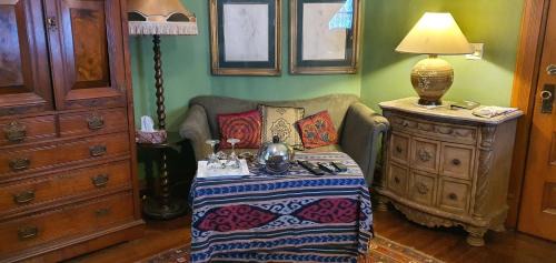 Niagara Falls Bed & Breakfast | A Moment in Time Bed and Breakfast