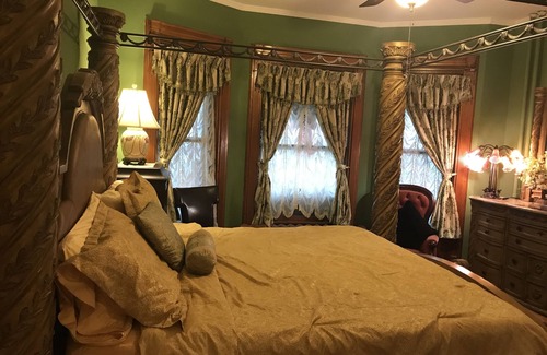 Niagara Falls Bed & Breakfast | A Moment in Time Bed & Breakfast