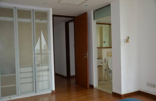 Kollupitiya Apartment | A Monarch Serviced Aircon 2bed 2bath living & Kitchen near new Serviced Apartment Col 3