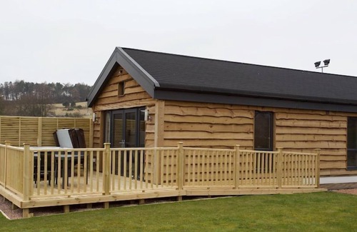 Crieff Cabin | A montana lodge with hot tub that sleeps 4 guests in 2 bedrooms
