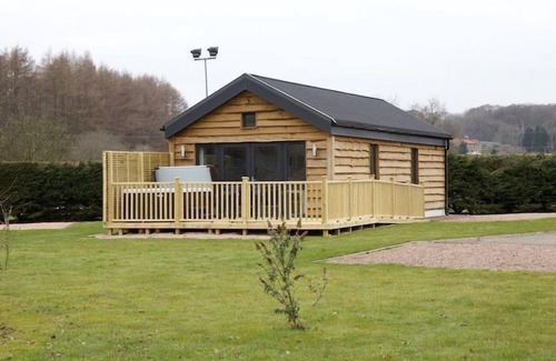 Crieff Cabin | A montana lodge with hot tub that sleeps 4 guests in 2 bedrooms