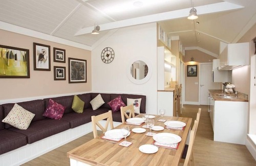 Crieff Cabin | A montana lodge with hot tub that sleeps 4 guests in 2 bedrooms