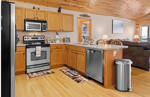 Sevierville Cabin | A Mountainside Oasis, 4-bedroom cabin with WiFi, AC in soothing Sevierville