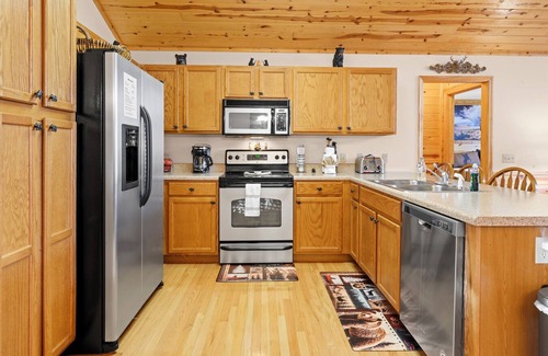 Sevierville Cabin | A Mountainside Oasis, 4-bedroom cabin with WiFi, AC in soothing Sevierville