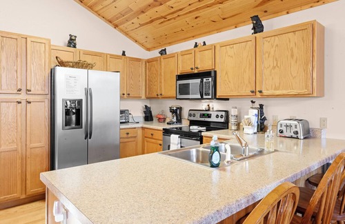 Sevierville Cabin | A Mountainside Oasis, 4-bedroom cabin with WiFi, AC in soothing Sevierville