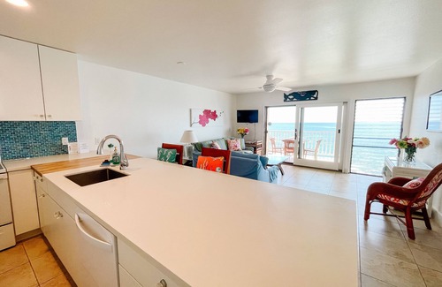 Kailua-Kona Condo | A Must See! Beautifully renovated Direct Ocean Front condo. 1 Bedroom, 1 Bath.