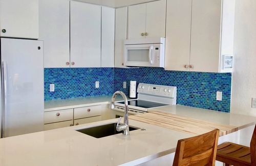 Kailua-Kona Condo | A Must See! Beautifully renovated Direct Ocean Front condo. 1 Bedroom, 1 Bath.