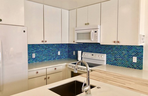 Kailua-Kona Condo | A Must See! Beautifully renovated Direct Ocean Front condo. 1 Bedroom, 1 Bath.