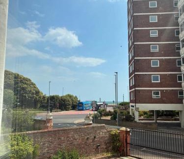 Southsea Apartment | A-N-G Apartments - Parking EV 22kW by the Beach, Canoe Lake & South Parade Pier