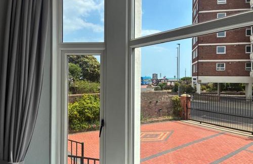 Southsea Apartment | A-N-G Apartments - Parking EV 22kW by the Beach, Canoe Lake & South Parade Pier
