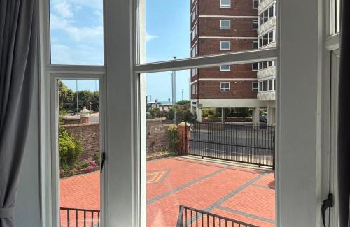 Southsea Apartment | A-N-G Apartments - Parking EV 22kW by the Beach, Canoe Lake & South Parade Pier
