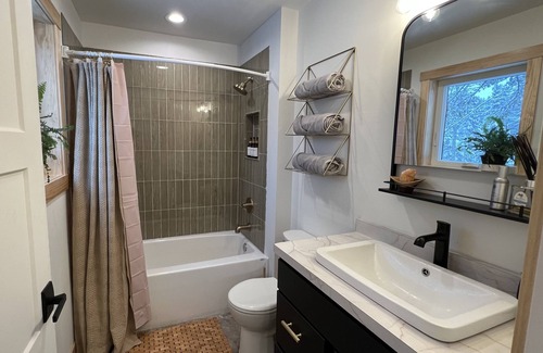 La Pointe House | A new contemporary escape for your next snow day on Madeline!
