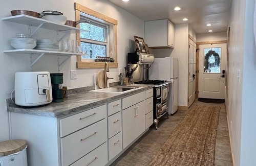 La Pointe House | A new contemporary escape for your next snow day on Madeline!