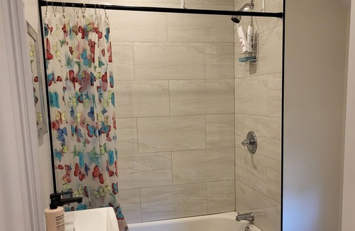 St. Catharines Apartment | A nice and very clean private room in the heart of St. Catharines.