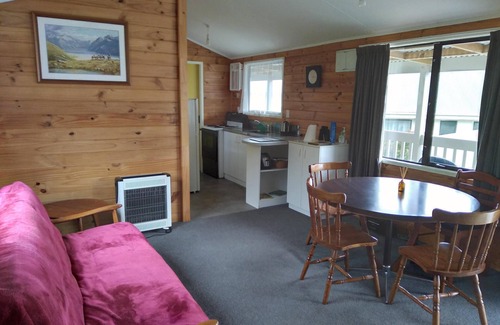 Whareroa Village House | A peaceful haven on the edge of lake Taupo