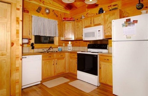 Gatlinburg - Pigeon Forge Cabin | "A PEACEFUL RETREAT" , 2 miles from entrance of Beautiful " FootHills Parkway",
